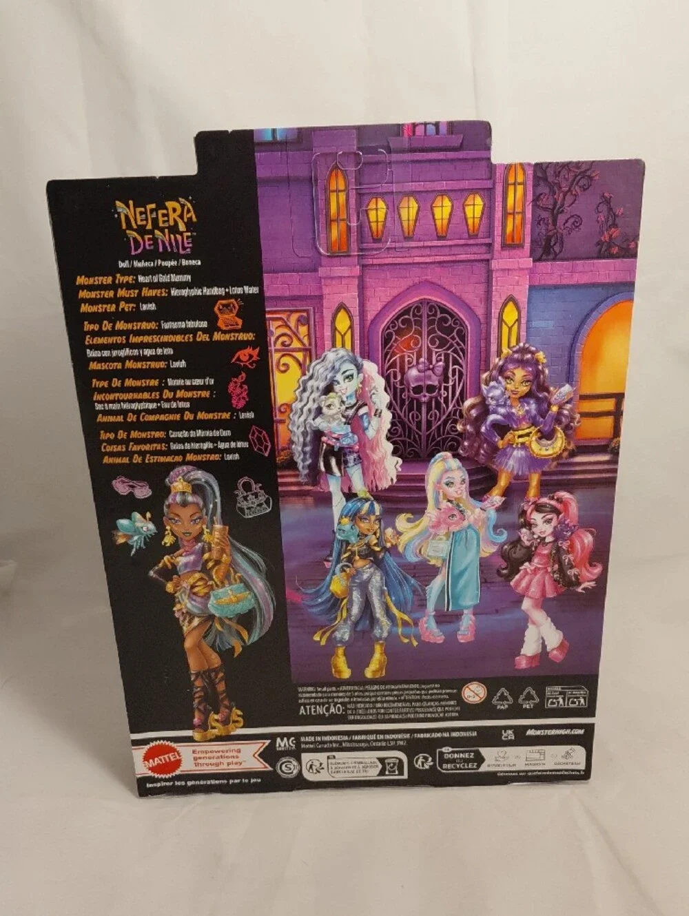Monster High Nefera De Nile Doll with Pet Scarab Lavish and 7 Accessories